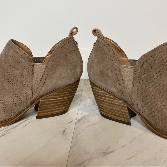 New! Marc Fisher Dalar Perforated Suede Tan Bootie 5M - Picture 6 of 11
